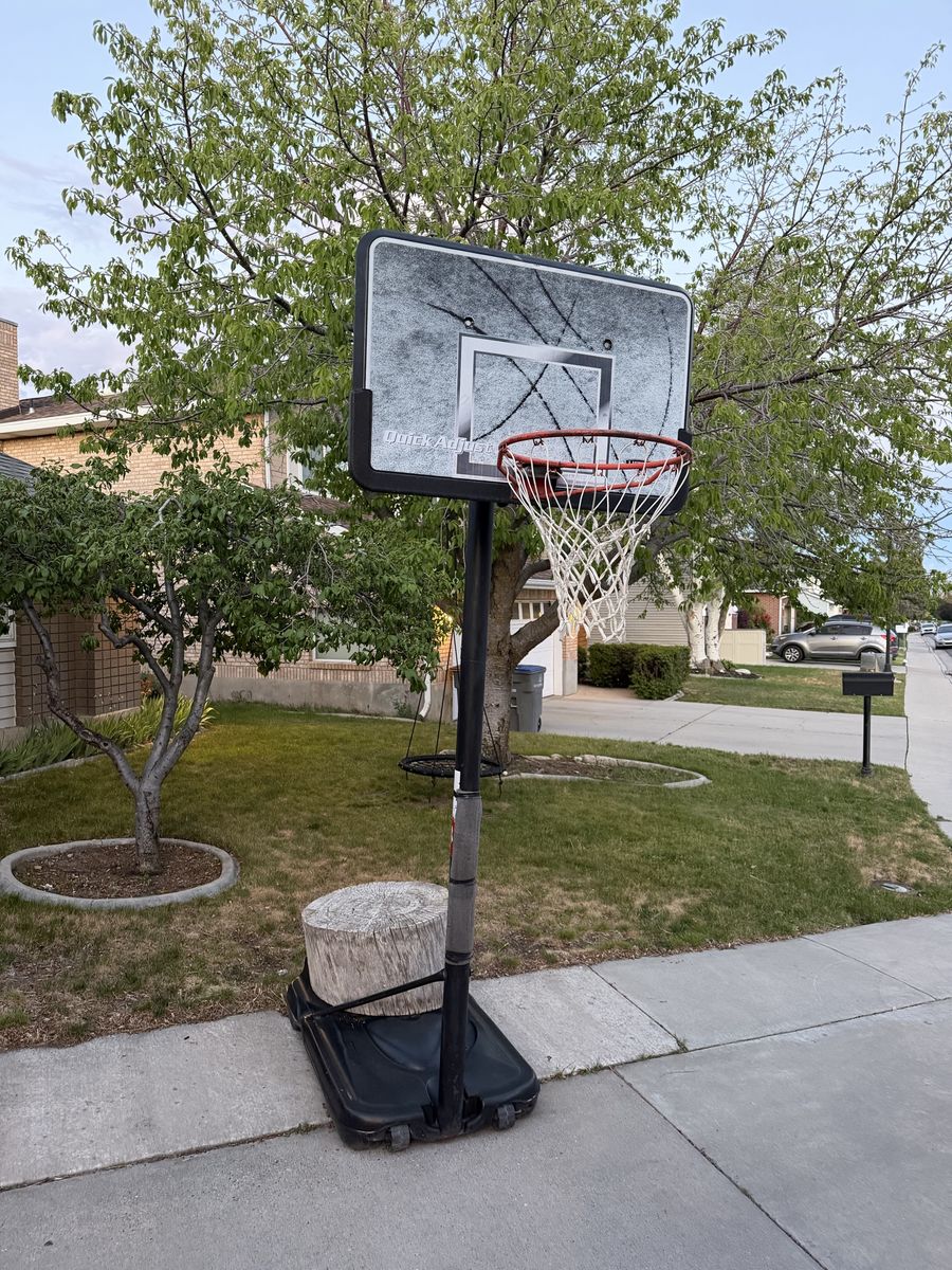 Lifetime Quick Adjust Portable Basketball Hoop