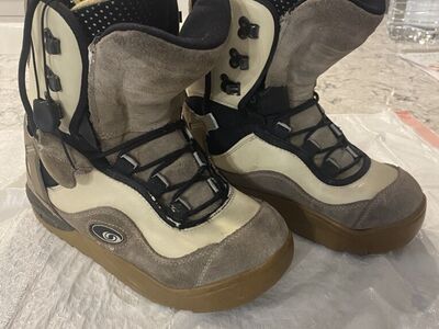 Men's 9.5 Salomon Snow Board Boots