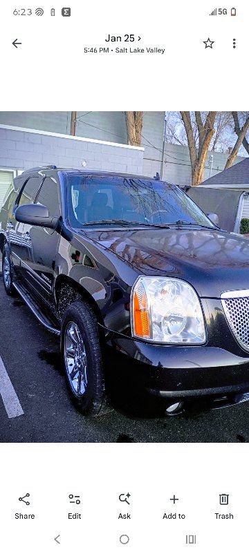 Black GMC Yukon SUV - Chrome Wheels & Running Boards