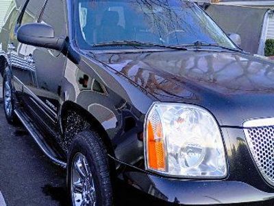 Black GMC Yukon SUV - Chrome Wheels & Running Boards