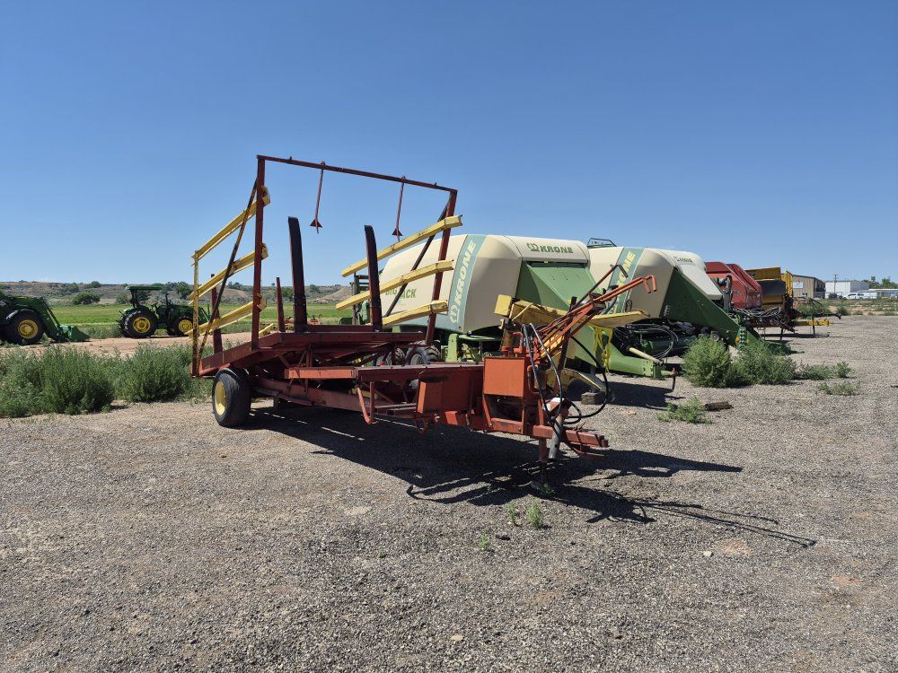 New Holland stackliner 1002 bale wagon