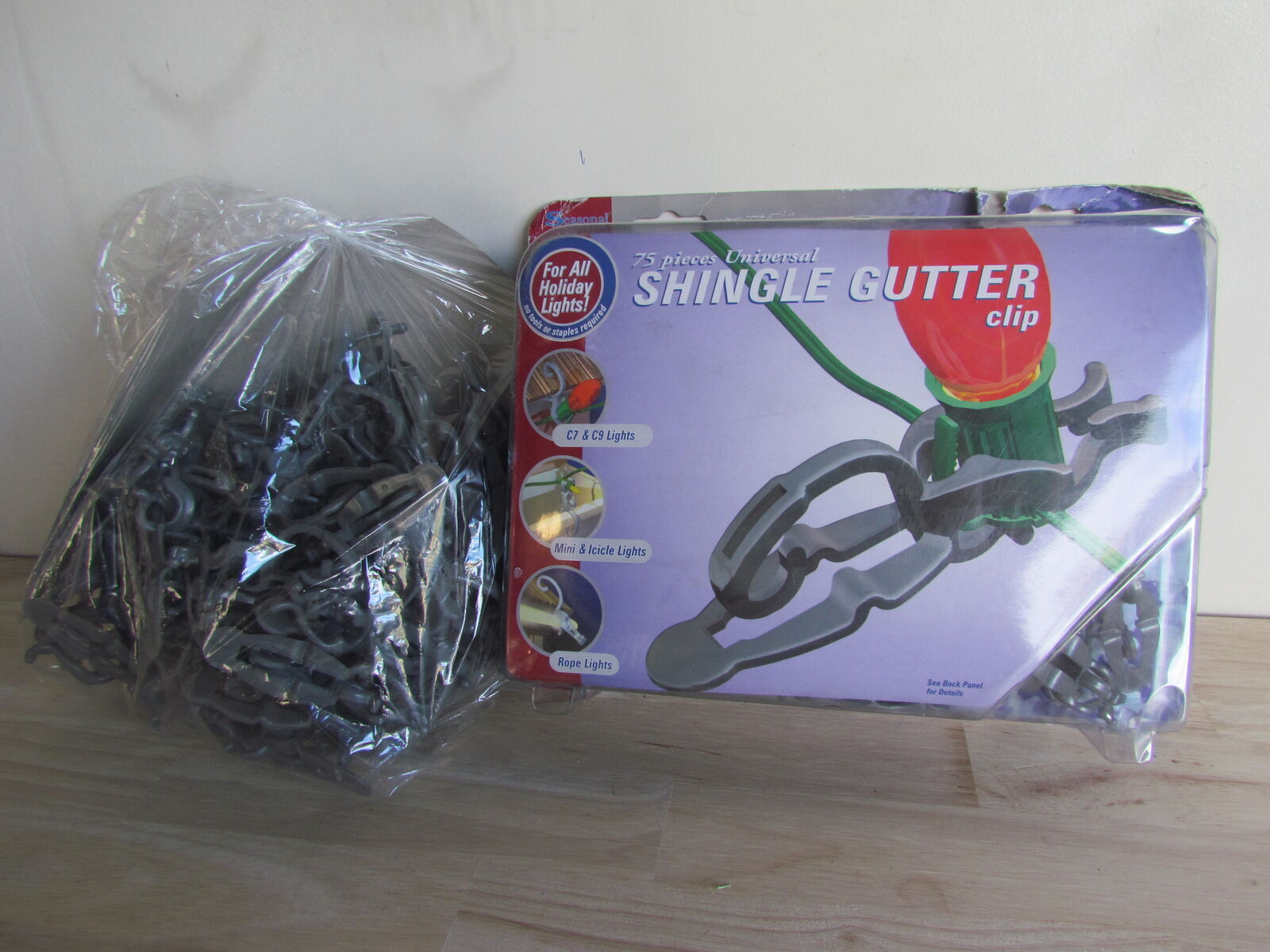 Christmas Light Shingle Gutter Clips - 1 New pkg of 75