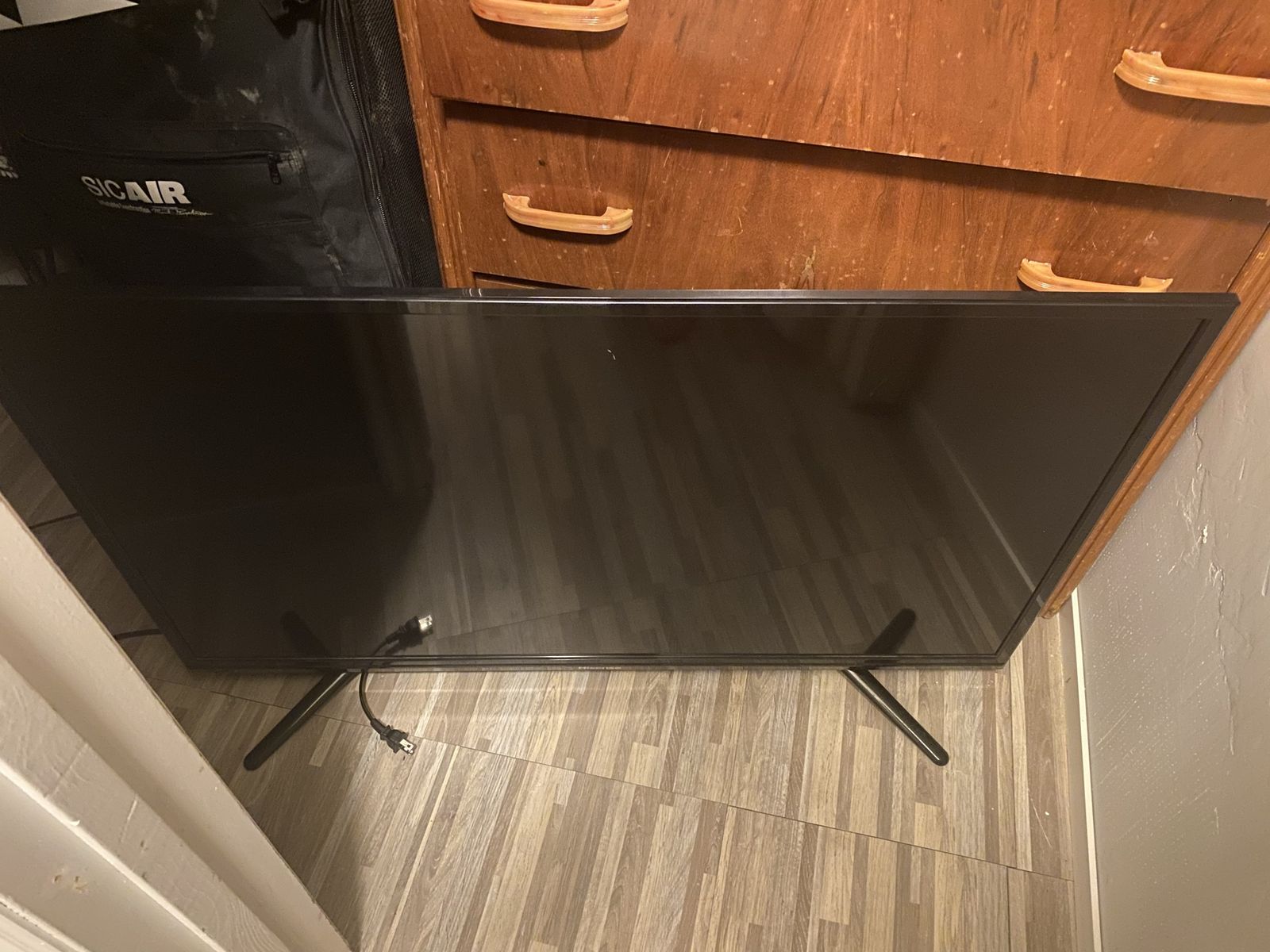 Hisense 40" HD Television with Stand Legs