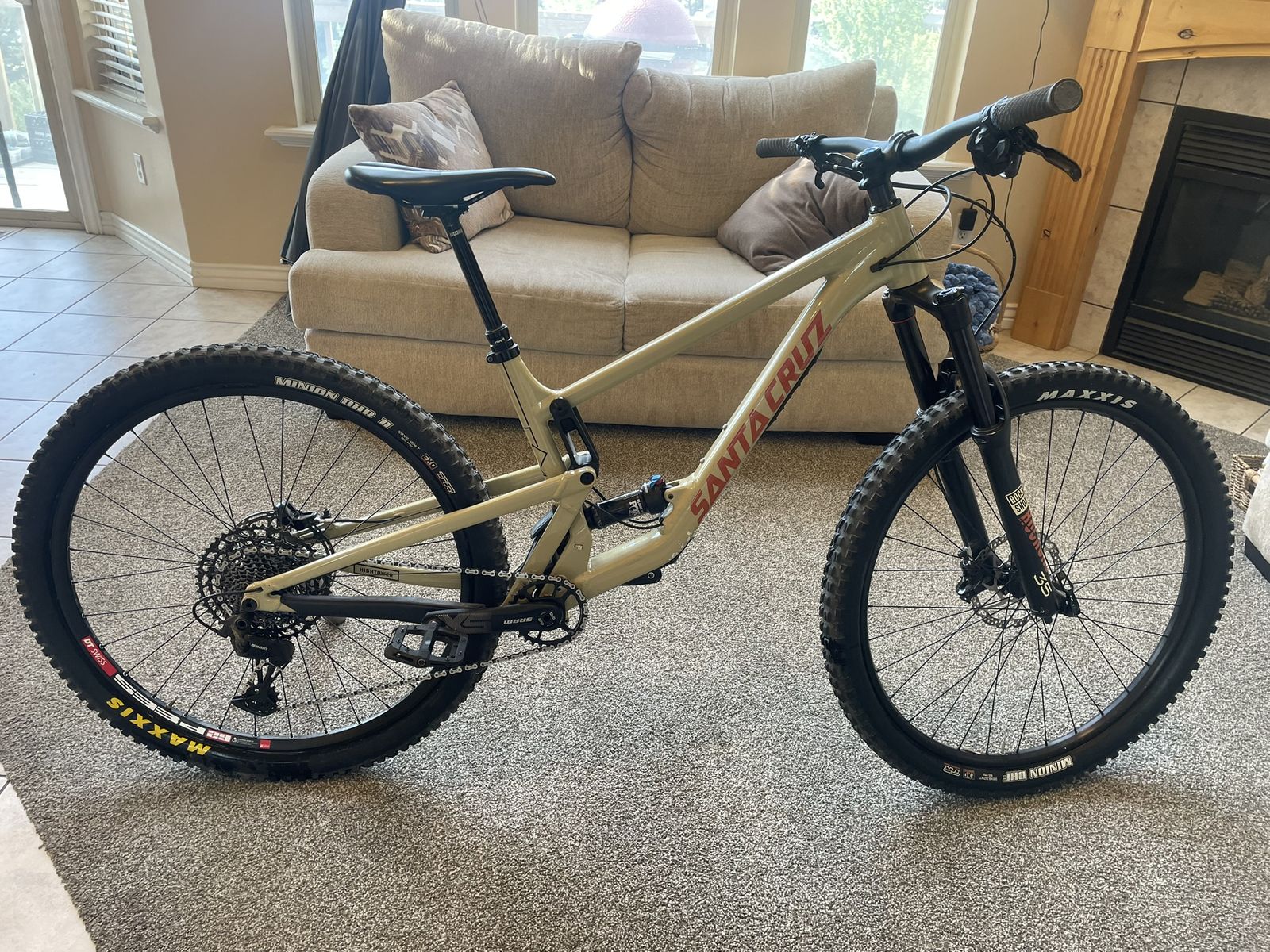 Well Maintained 2020 Santa Cruz Hightower V2 size Large