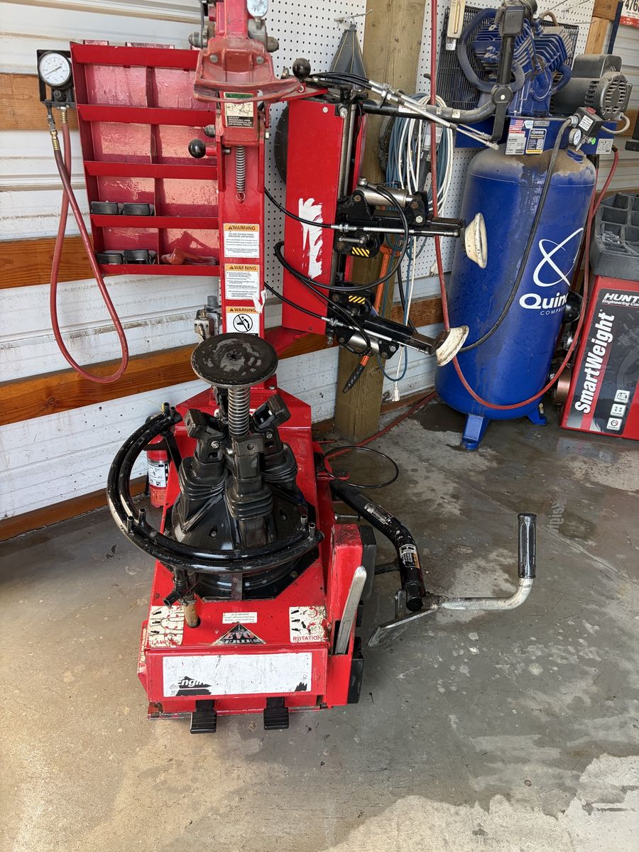 Hunter tire machine and balancer