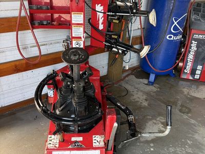 Hunter tire machine and balancer