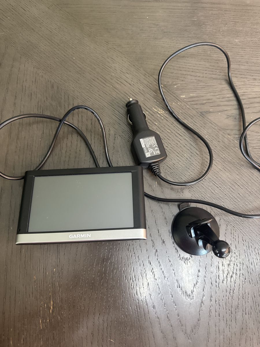 Garmin nuvi 265WT GPS Navigator with Traffic & Mount