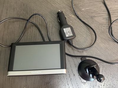 Garmin nuvi 265WT GPS Navigator with Traffic & Mount