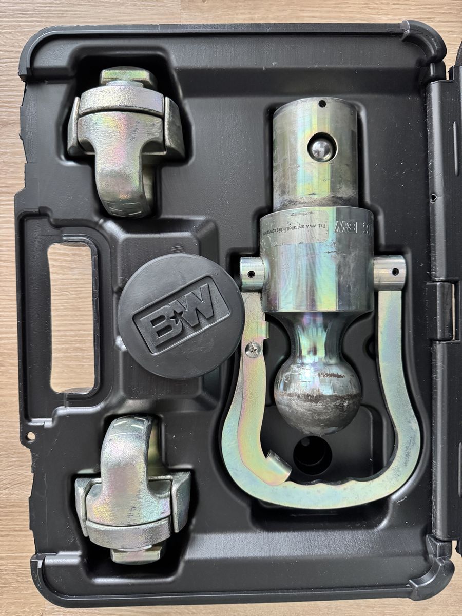 B&W Gooseneck ball and safety chain kit for Ford and GM