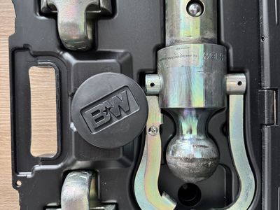 B&W Gooseneck ball and safety chain kit for Ford and GM