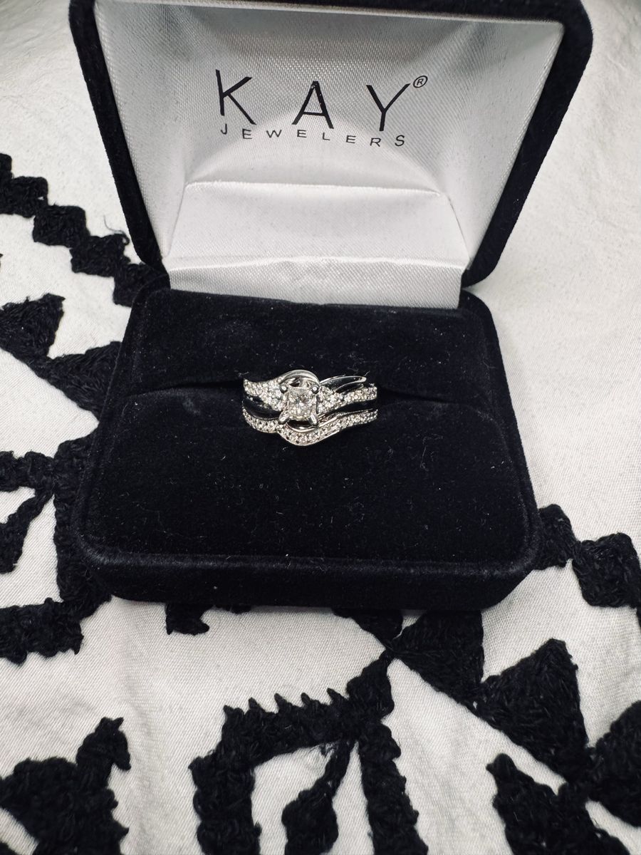 Beautiful 14kt white gold engagement ring and matching wedding band set
