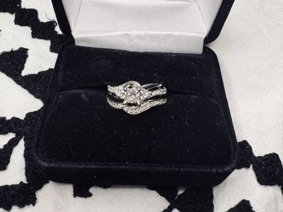 Beautiful 14kt white gold engagement ring and matching wedding band set