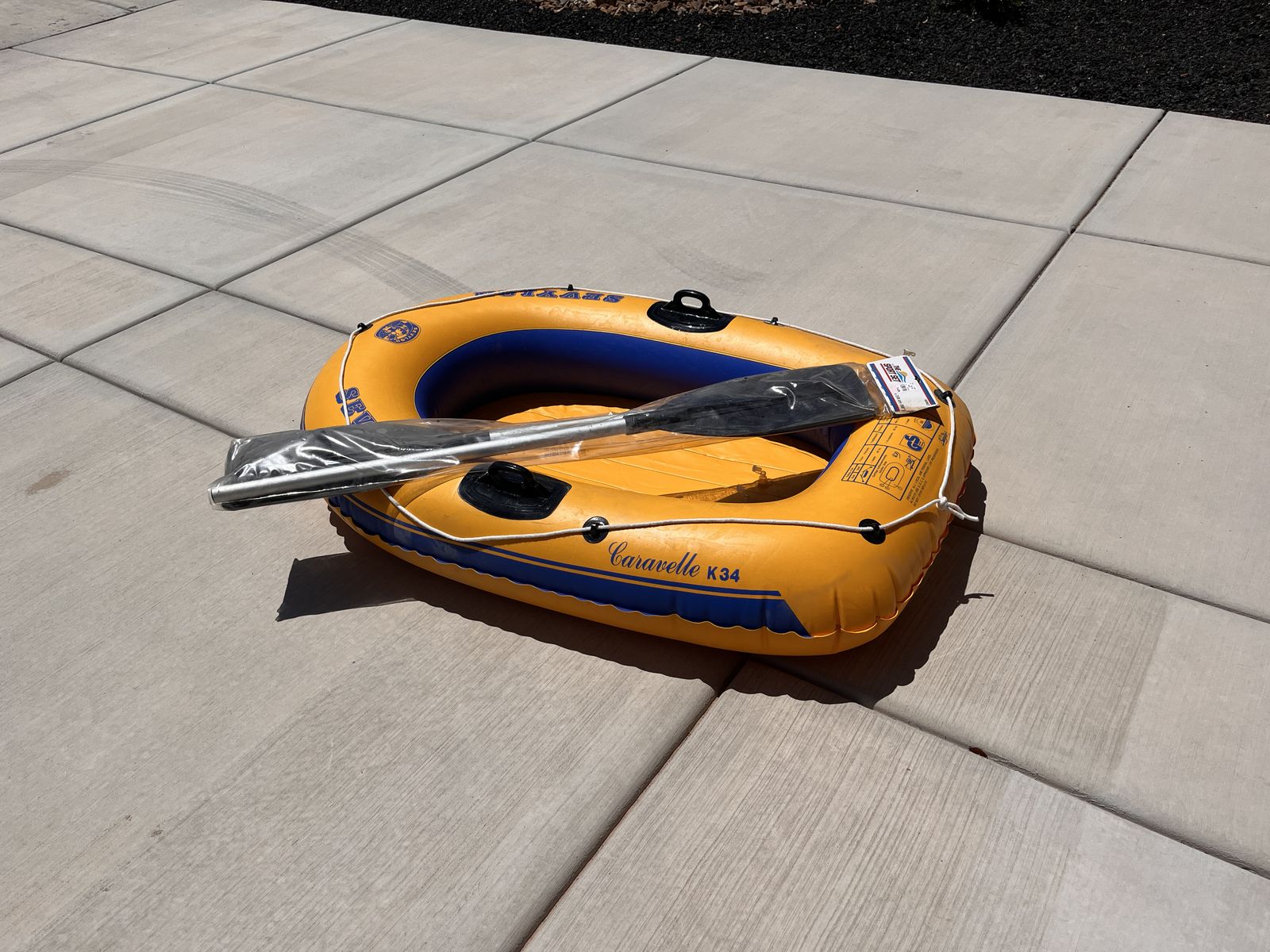 1person inflatable boat with 2 paddles plus electric pump to inflate it
