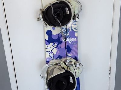 138cm Morrow Eclipse women's snowboard and size 7 boots