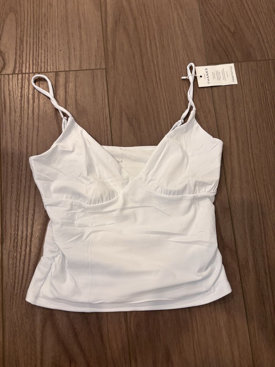 NWT Women’s Tank Top Size Large. Located in Murray cash/Venmo. Venmo to hold 