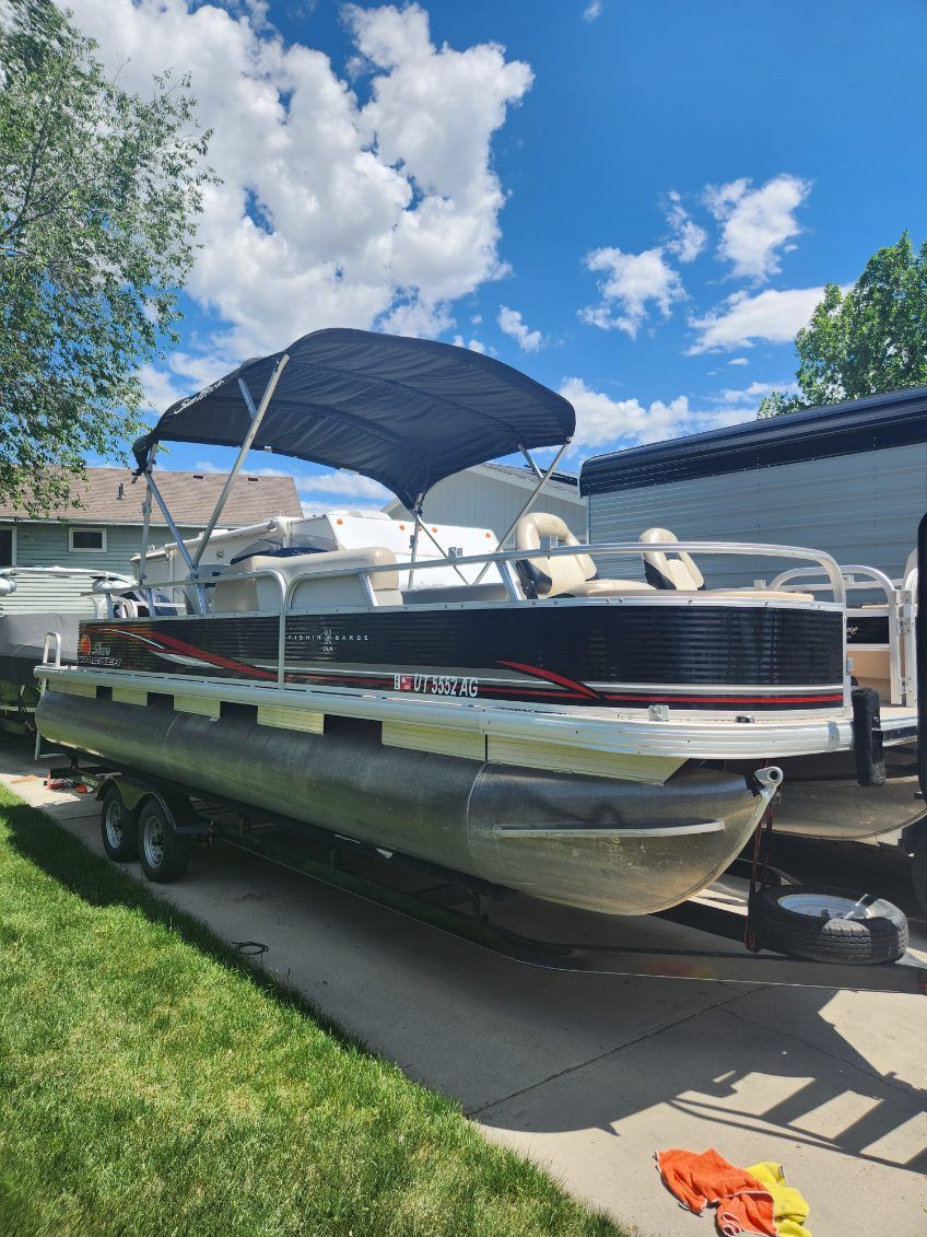 24' SunTracker Pontoon Boat Available For RENT.  Multiple Day Discounts!!!