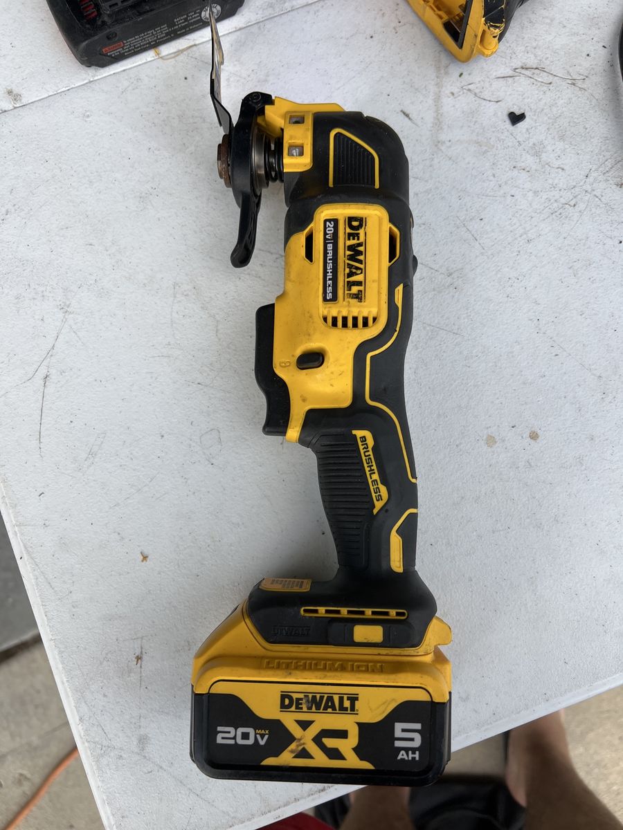 DeWalt 20V MAX XR Brushless Cordless Oscillating Multi-Tool with 5Ah Battery