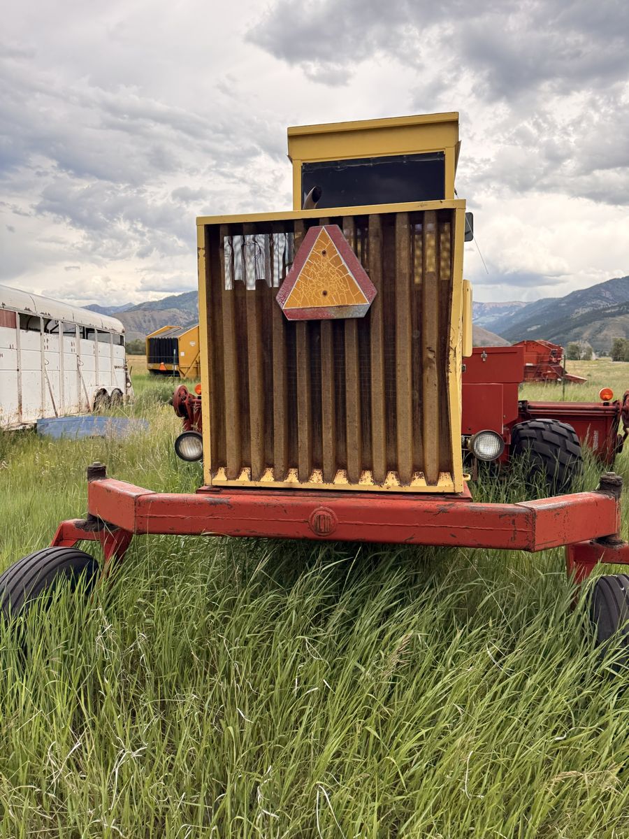 1116 New Holland Swather