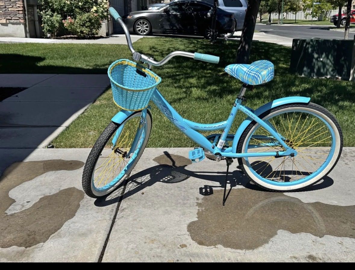 Light Blue Cruiser Bike with Basket - Classic Aluminum Frame, Plaid Seat