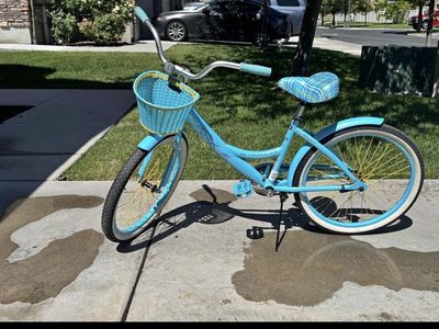 Light Blue Cruiser Bike with Basket - Classic Aluminum Frame, Plaid Seat