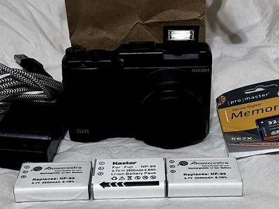•• Ricoh GXR P10 Compact Camera Mint! +Extras ••