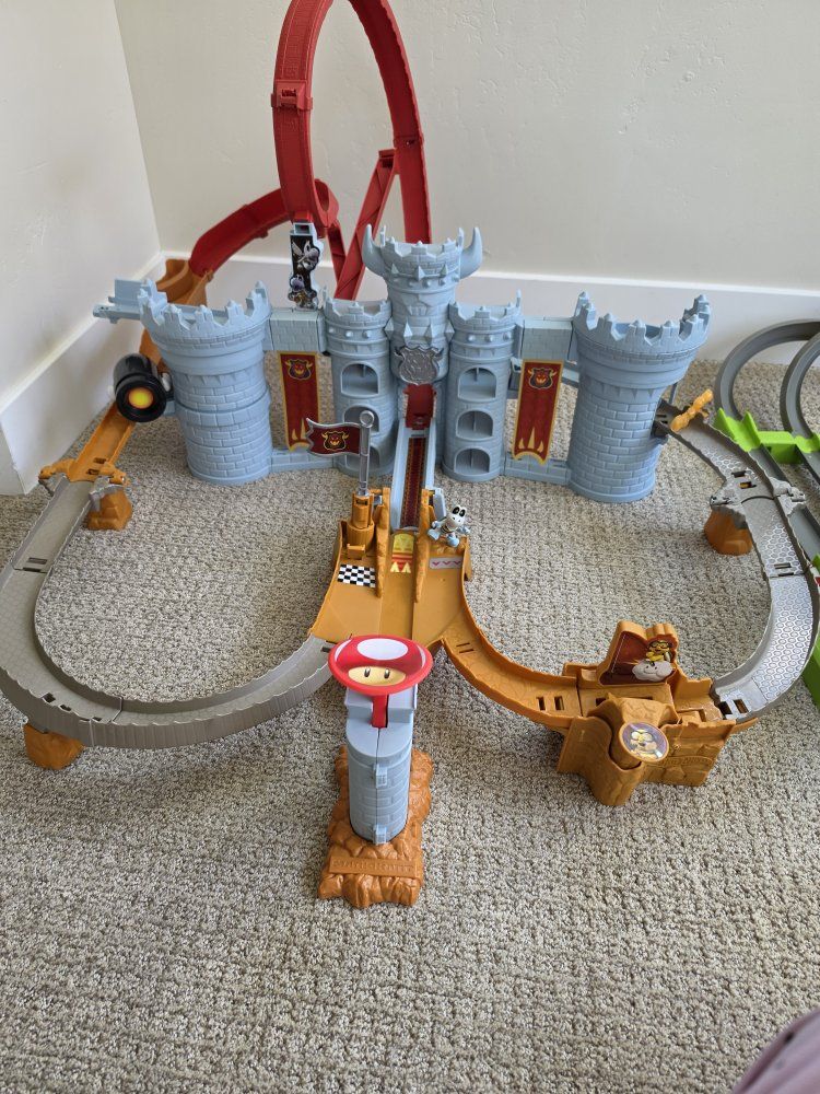 Hot Wheels Mario Kart Bowser's Castle Chaos Track Set with Lakitu & Mushroom Details