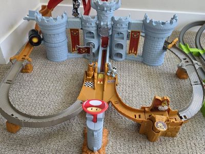 Hot Wheels Mario Kart Bowser's Castle Chaos Track Set with Lakitu & Mushroom Details