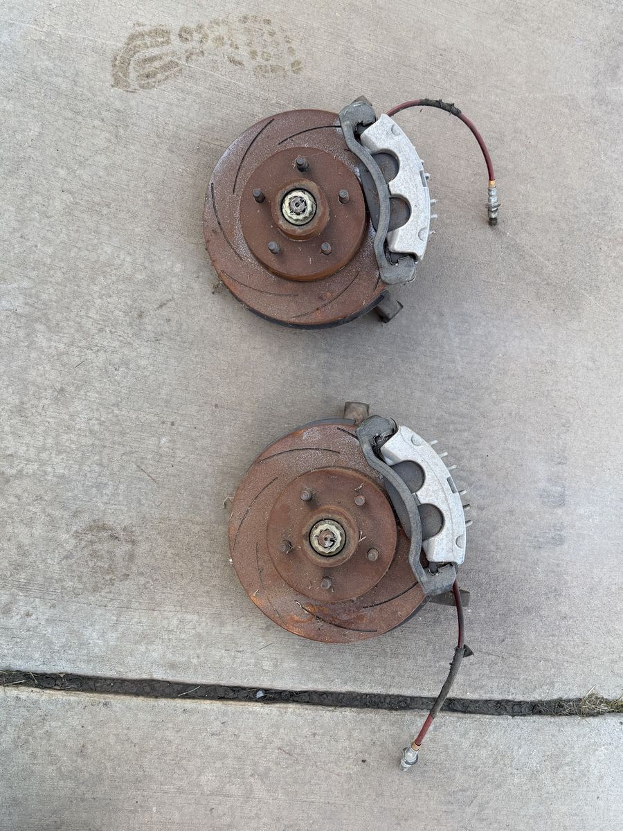 Slotted disc Brake Rotors and Calipers Set. 