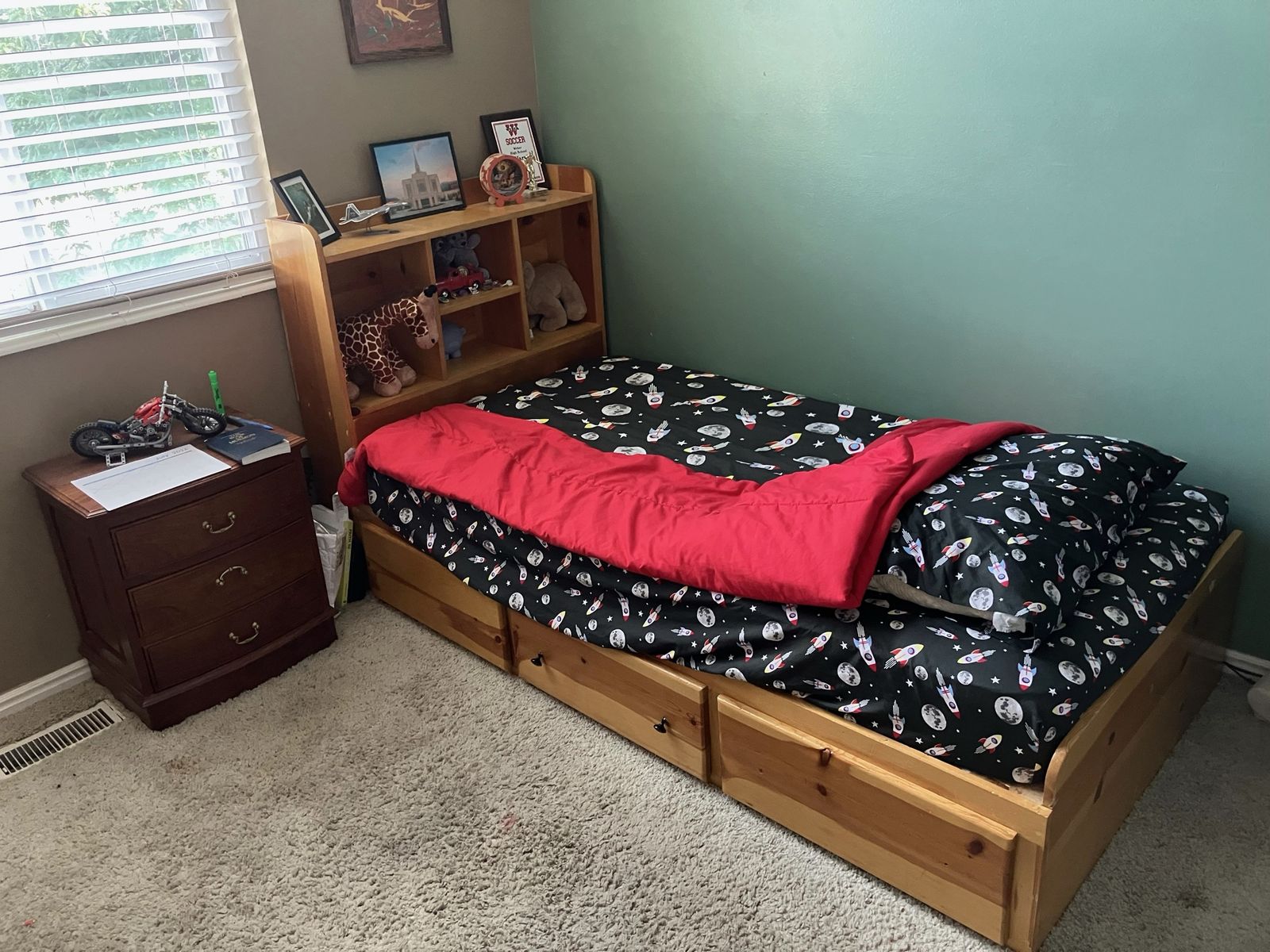 Twin Bed with 6 Drawers and Shelf Headstand