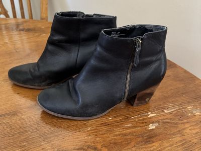 Crown Vintage Black Leather Ankle Booties Block Heel Women’s Size 9.5