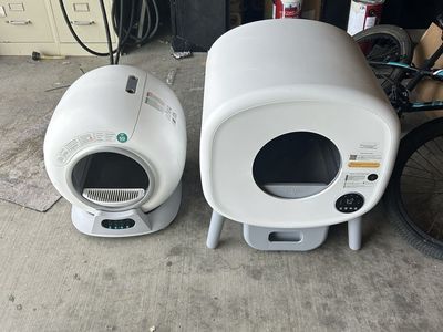 Self cleaning litter box
