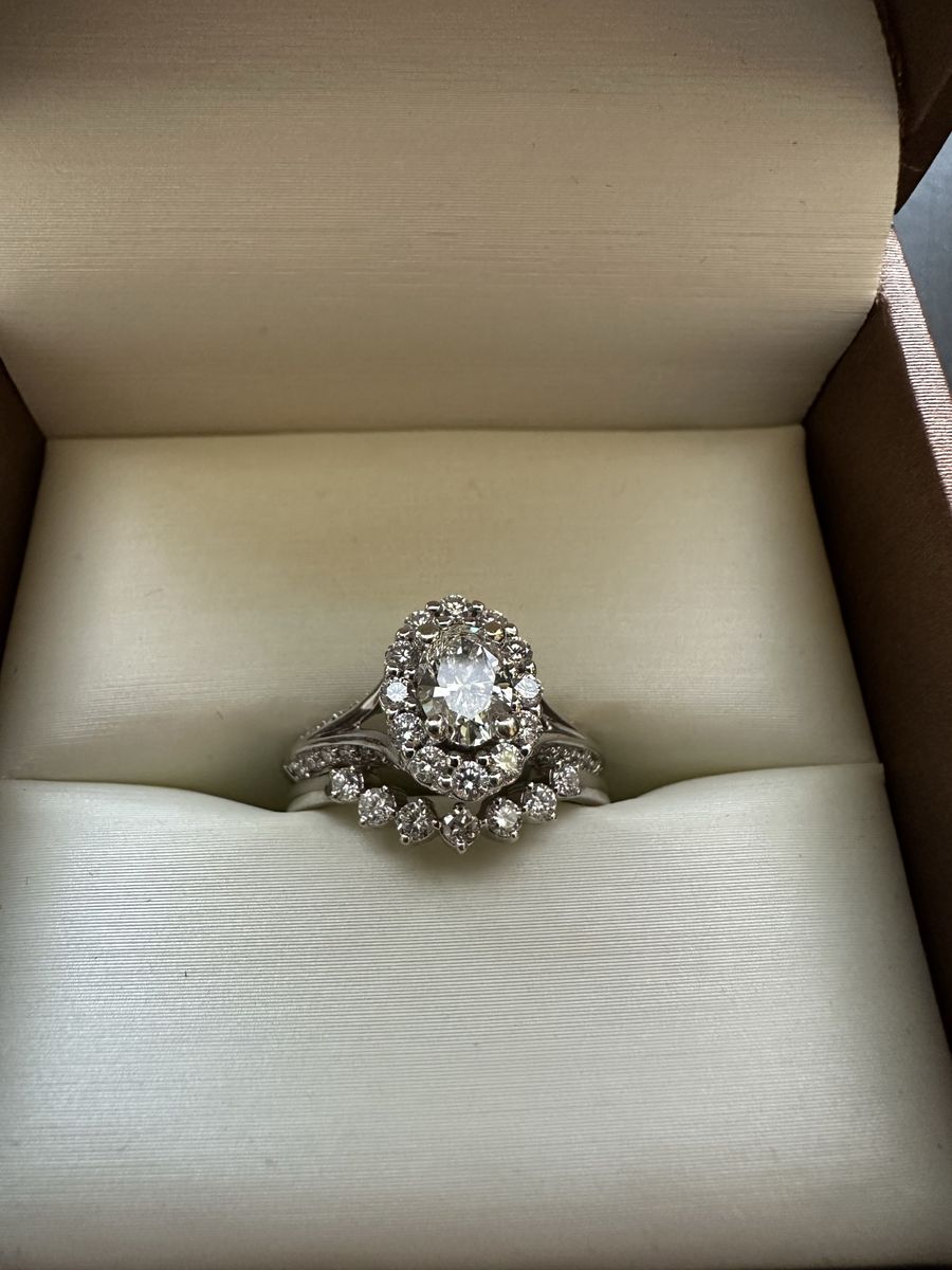 Stunning Diamond Halo Engagement Ring & Wedding Band Set - White Gold