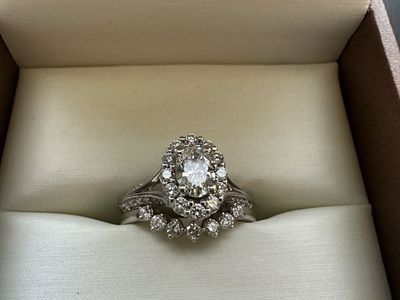 Stunning Diamond Halo Engagement Ring & Wedding Band Set - White Gold