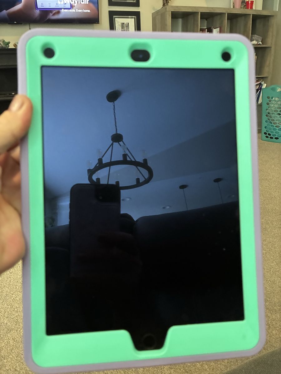 Apple iPad Air 2 (64GB) – Wi-Fi – Great Condition with Defender Case