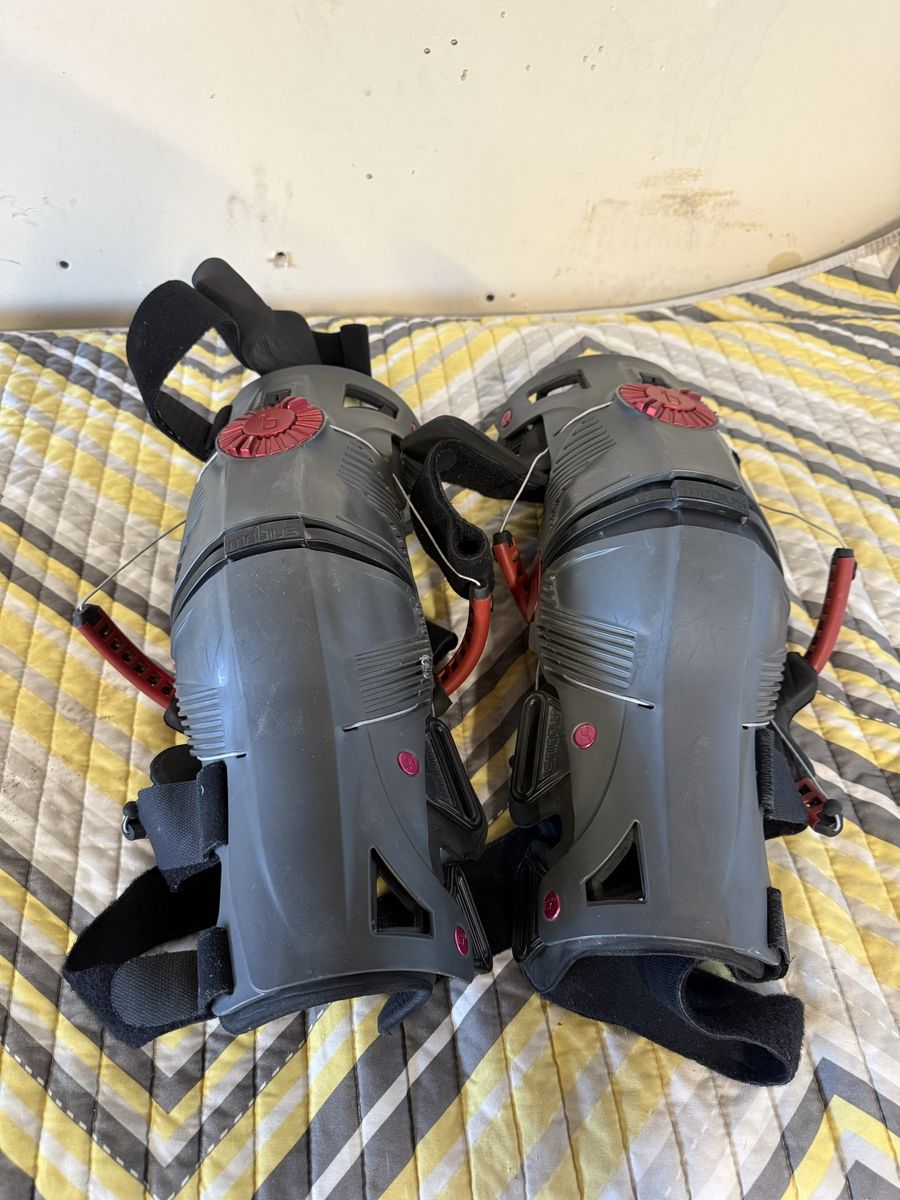 Mobius X8 Knee Braces Pair Gray Red Protective Gear Motocross size medium 