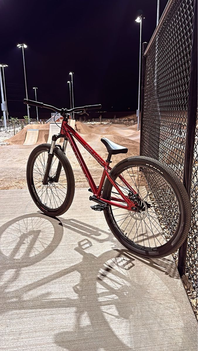 Free agent salire dirt jumper