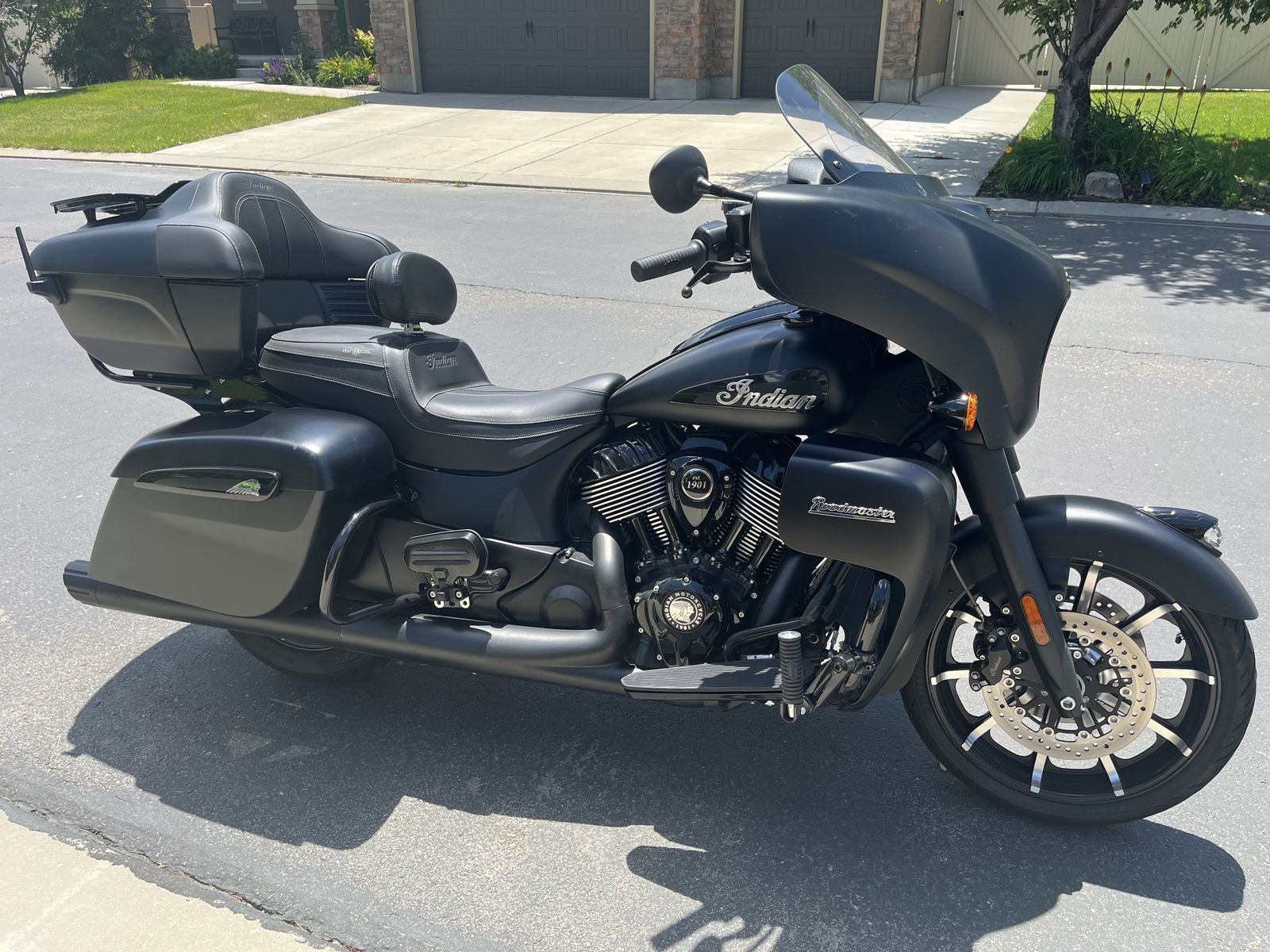 2022 Indian Roadmaster Dark Horse (Black Smoke)