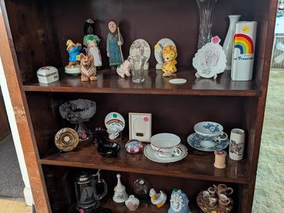 Vintage Various General Collectibles, Home Decor, Electronics - Diverse Items