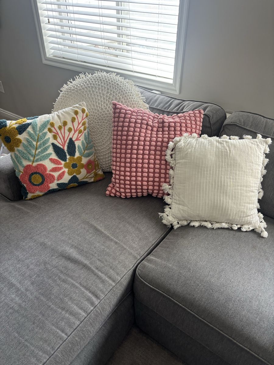 4 decorative throw pillows