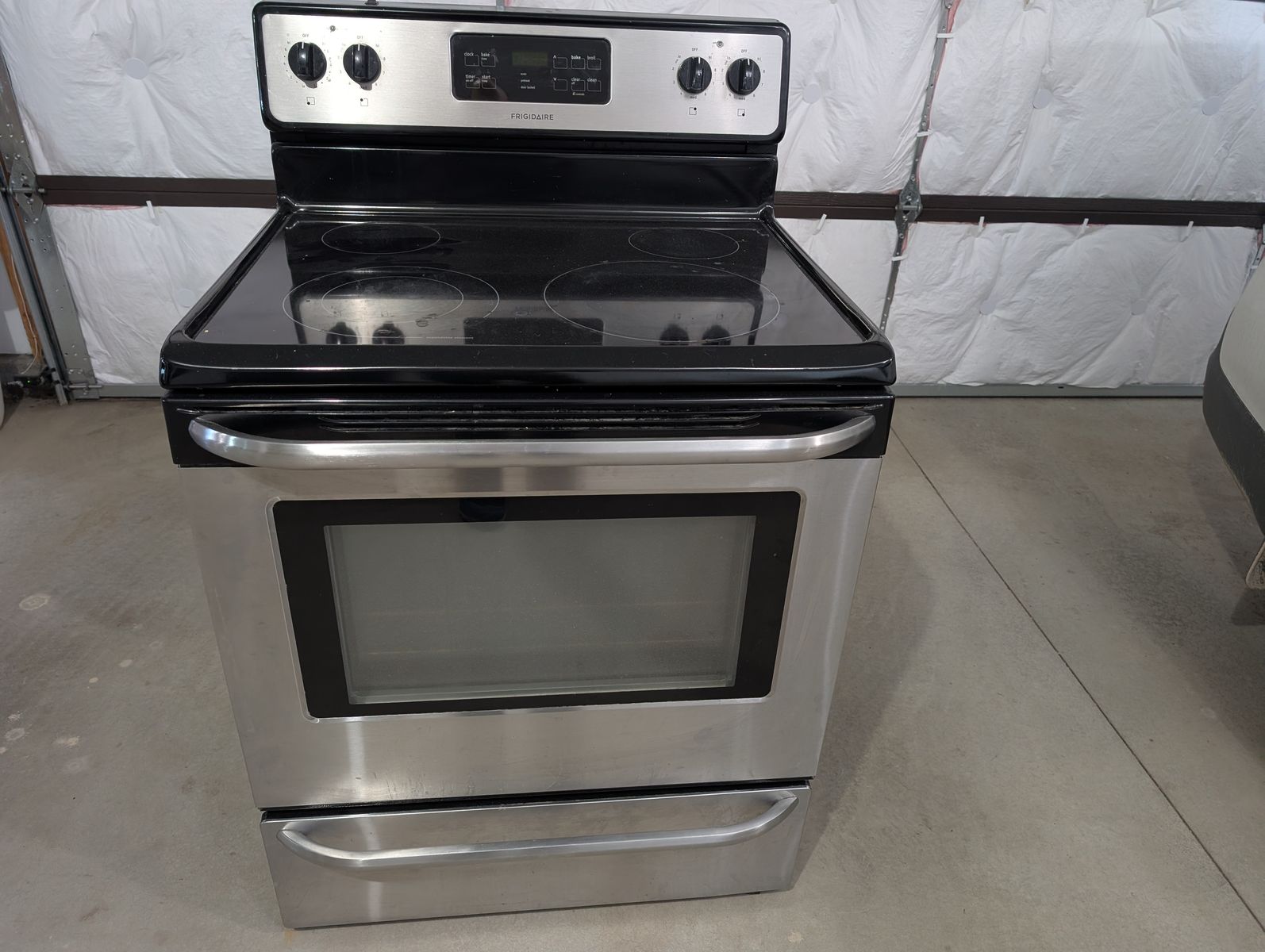 Frigidaire Glass Top Electric Range Model FFEF3048LSG