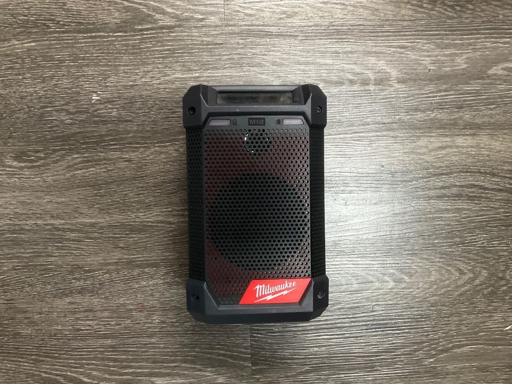 MILWAUKEE 2951-20 BLUETOOTH RADIO W/ M12 BATTERY BIN