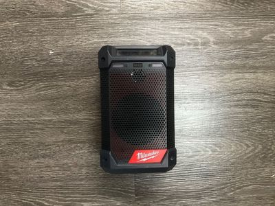 MILWAUKEE 2951-20 BLUETOOTH RADIO W/ M12 BATTERY BIN