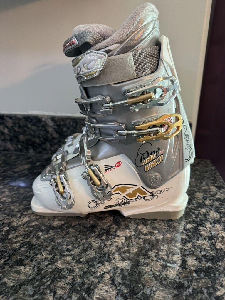 Nordica One Easy 60 Women's Ski Boots Sz 6.5 23.5