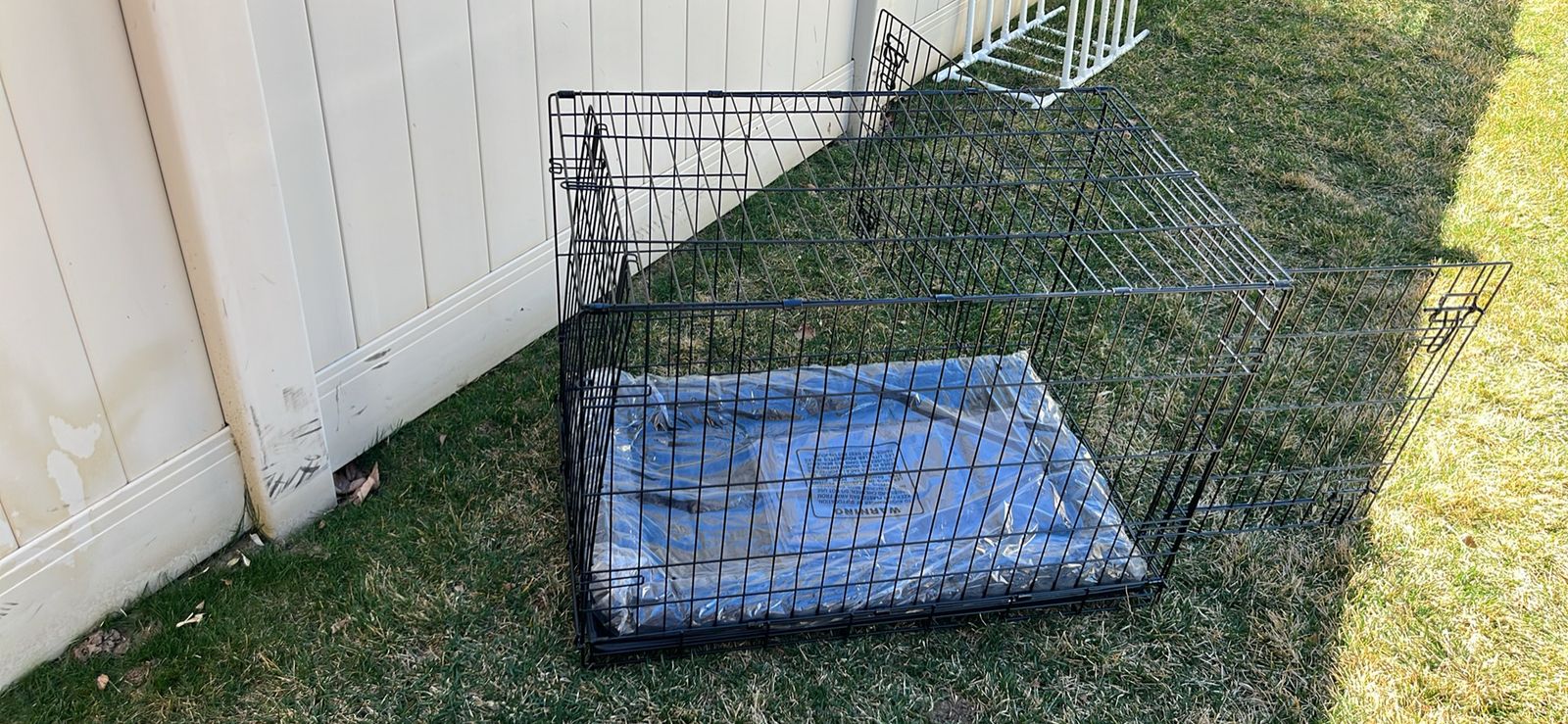 New MED Dog Crate W/bed