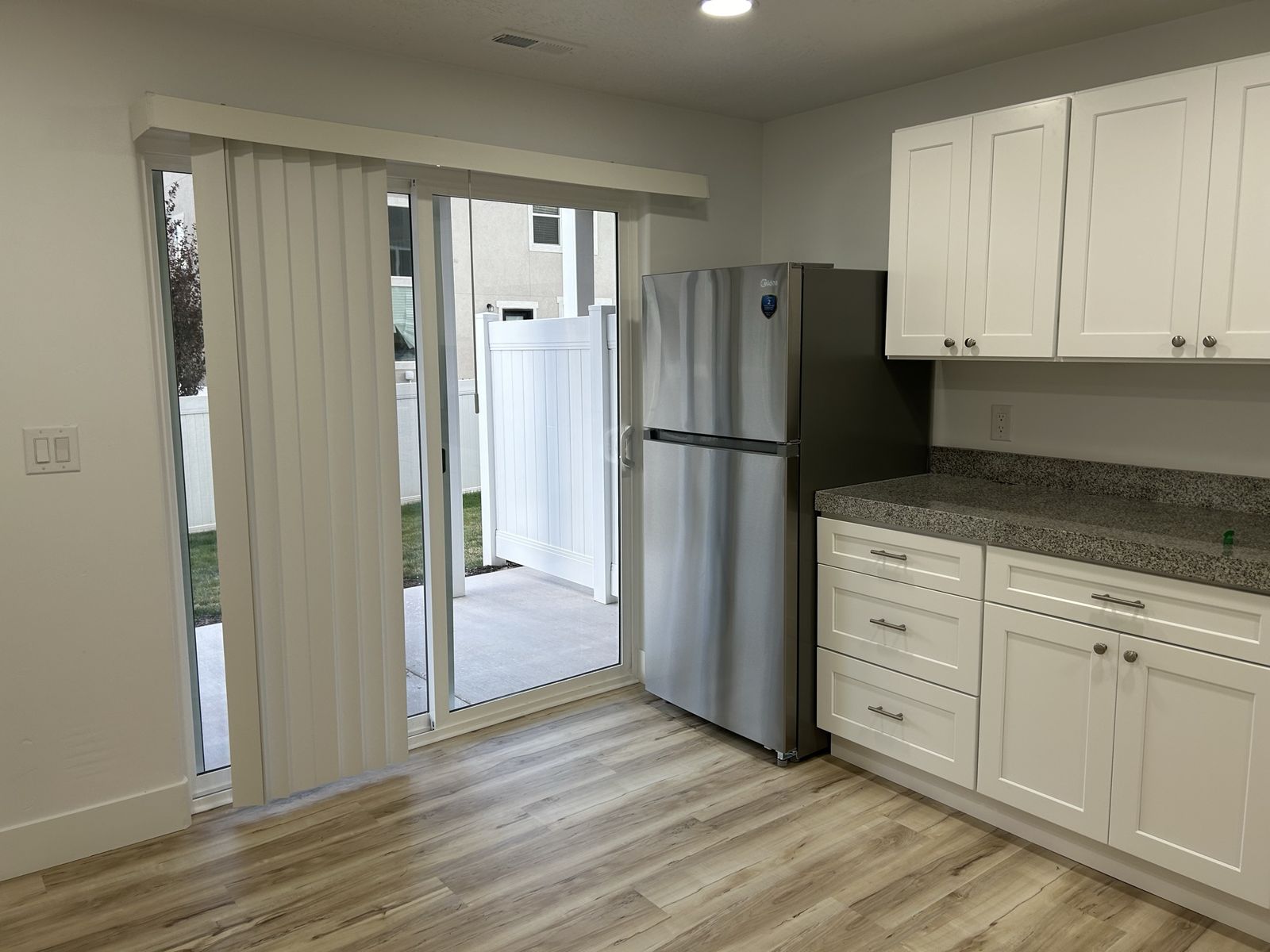 Main image 3