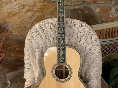 ***AMAZING ROSEWOOD 000 STYLE GUITAR W ELECTRONICS AND HARDSHELL CASE (LIKE 000-28 OR OM MARTIN)***