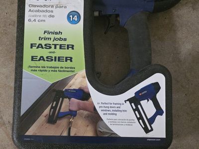 Campbell Hausfeld 2 1/2 in. 16-Gauge Finish Nailer with Carrying Case