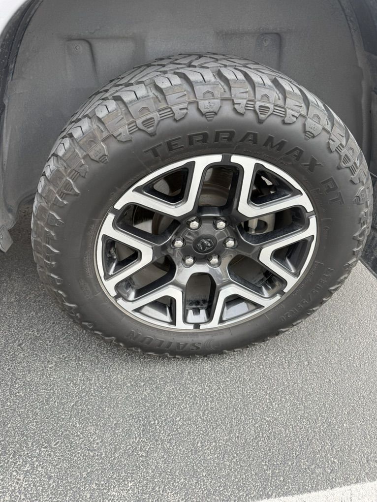 Tires and rims LT305/55R20