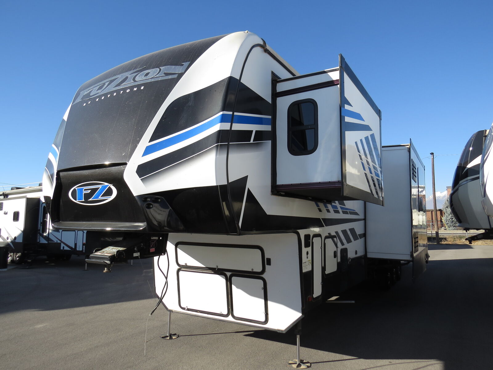 2022 Keystone Fuzion 427 (14' 6" Garage!)