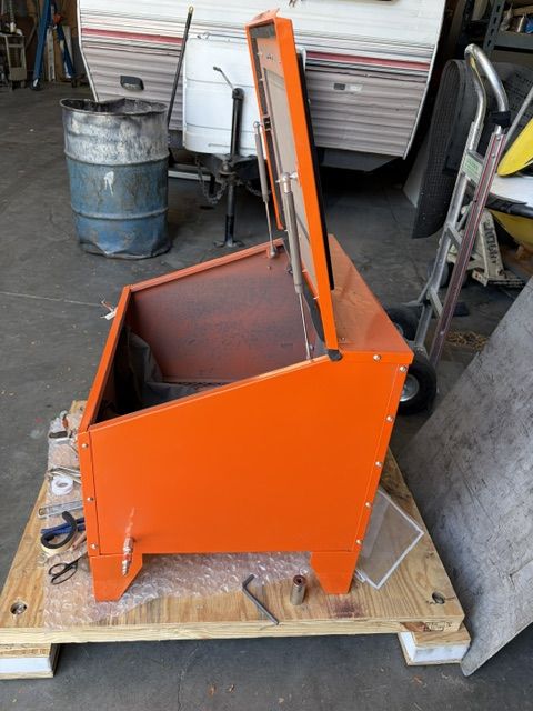 Sand blaster cabinet and spray gun